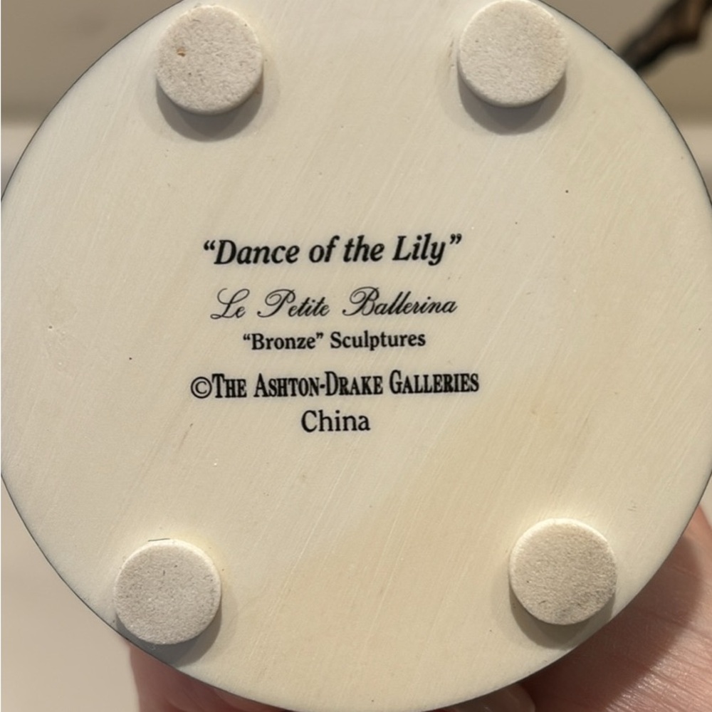Ashton Drake Galleries “Dance of the Lily” - Picture 4 of 4